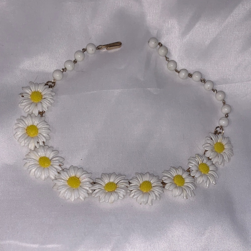 Floral Daisy Necklace with White and Yellow Accents